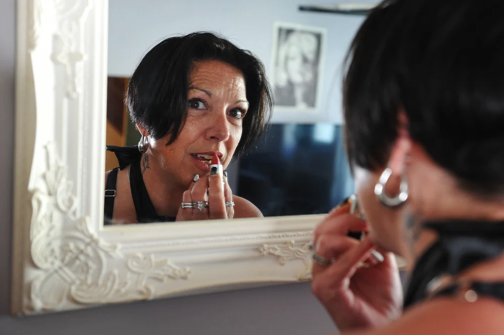 Estelle Natiez en train de se maquiller devant un miroir