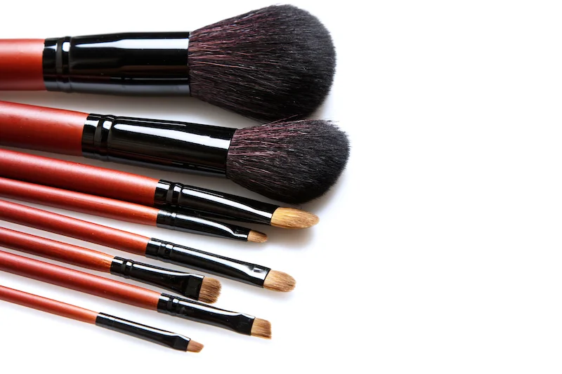 Set de pinceaux à maquillage assortis avec le manche en bois rouge