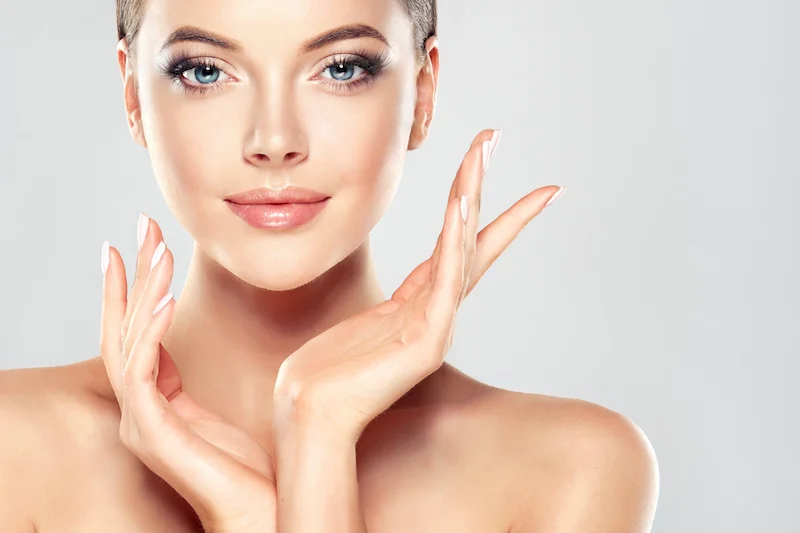 Une femme au visage lumineux après un maquillage