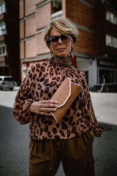Une femme de 50 ans sexy - bien dans sa peau - après un travail de conseil en image pour améliorer son estime de soi
